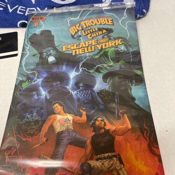 LOOT CRATE-- NOV. 2016.. Dr. Strange Toy, T-shirt--3 X-L, and MORE.... COLLECTOR - Picture 3 of 11